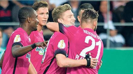 Wieder mittendrin. Eine Woche durfte Mitchell Weiser nicht mit dem Team trainieren, im Pokal gegen Jahn Regensburg brachte sein Treffer Hertha in die Verlängerung. Foto: dpa/Balk