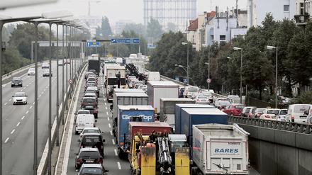 Ein kilometerlanger Stau hat sich am 11.09.2015 auf der Stadtautobahn A100 in Berlin durch einen verunglückten Lastwagen gebildet. Foto: Kay Nietfeld/dpa +++(c) dpa - Bildfunk+++