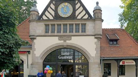 Am S-Bahnhof Grunewald kann man der Uhr nicht trauen.
