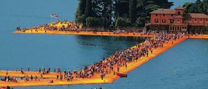 Von Mitte Juni bis zum 3. Juli konnten die Besucher auf dem obernitalienischen See Lago d'Iseo über Christos "Floating Piers" laufen. 