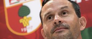 Dirk Schuster peilt mit Augsburg den Klassenerhalt an.