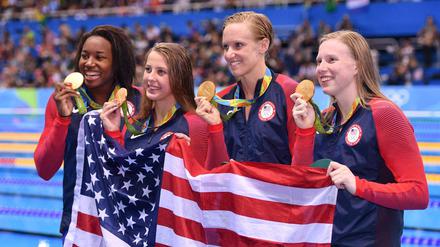 Studenten-Power: Schwimmerinnen Simone Manuel (20, Stanford University), Kathleen Baker (19, University of California), Dana Vollmer (28, ehem. University of California) und Lilly King (19, Indiana University) nach ihrem Olympia-Sieg in der Lagen-Staffel.