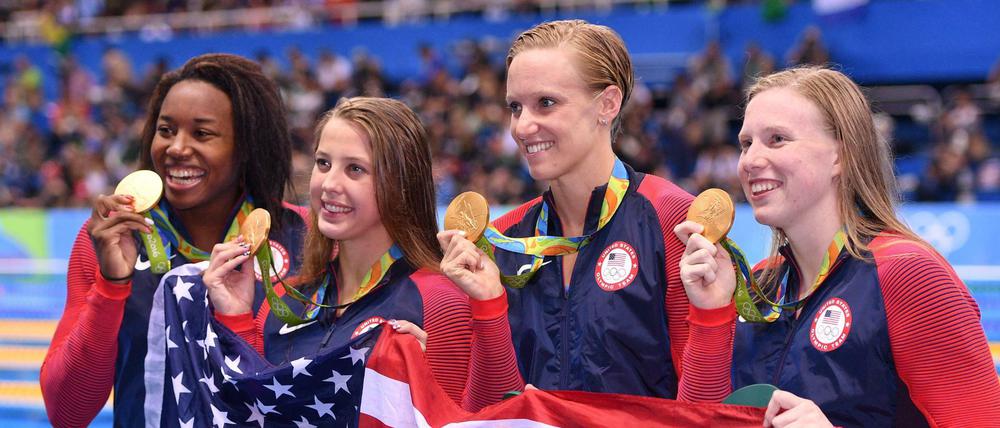 Studenten-Power: Schwimmerinnen Simone Manuel (20, Stanford University), Kathleen Baker (19, University of California), Dana Vollmer (28, ehem. University of California) und Lilly King (19, Indiana University) nach ihrem Olympia-Sieg in der Lagen-Staffel.