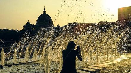 Zum Wasser, marsch! In den kommenden Hitzetagen sind Berliner Feuchtgebiete wie der Brunnen am Fernsehturm wieder ein beliebtes Ziel. 