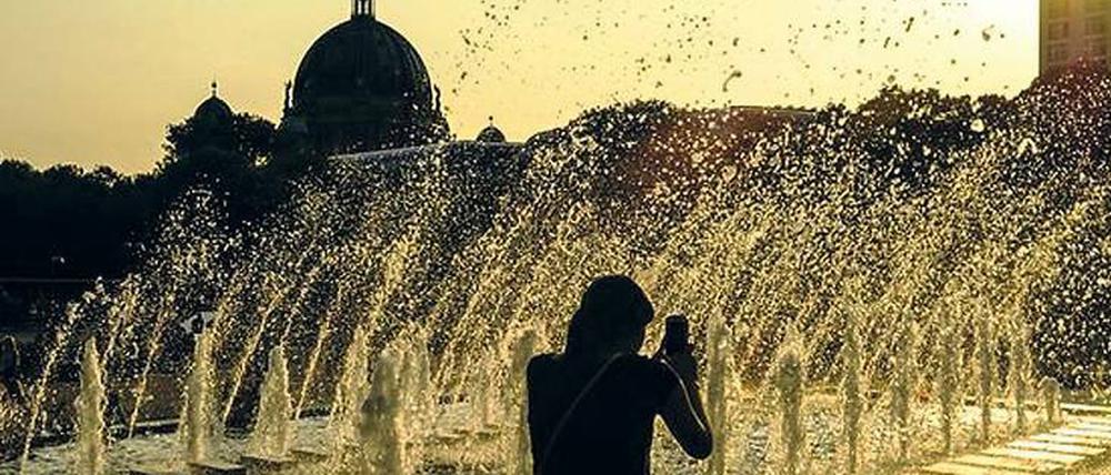 Zum Wasser, marsch! In den kommenden Hitzetagen sind Berliner Feuchtgebiete wie der Brunnen am Fernsehturm wieder ein beliebtes Ziel.