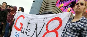 Schülerinnen halten ein Transparent mit einem Statement gegen die verkürzte Schulzeit auf dem Gymnasium.