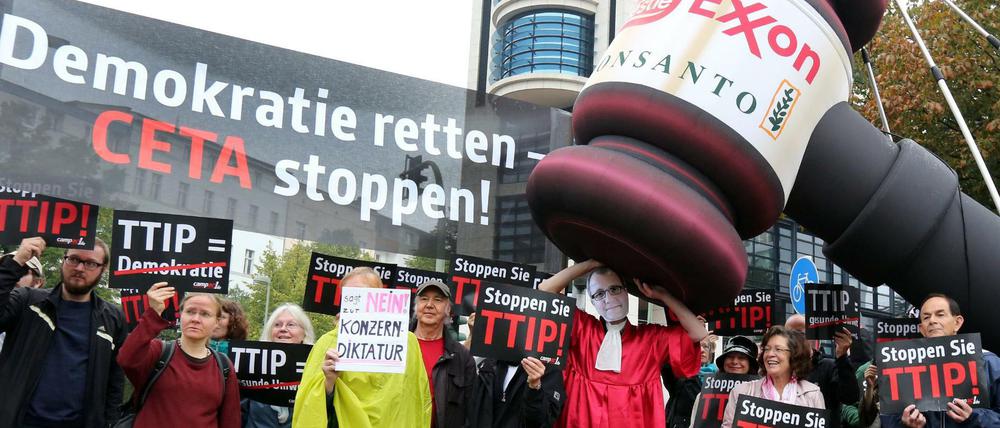 Vor zwei Jahren gab es bereits vor dem SPD-Parteikonvent eine Demo gegen die Freihandelsabkommen.
