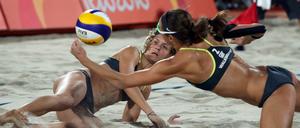 Ballfixiert: Die Beachvolleyballerinnen Ludwig/Walkenhorst holten die Goldmedaille.