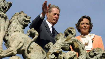Der ehemalige König von Rumänien, Michael I., Prinz von Hohenzollern, winkt 2001 in Bukarest mit Ehefrau Anne von Bourbon-Parma Anhängern der Monarchie zu.