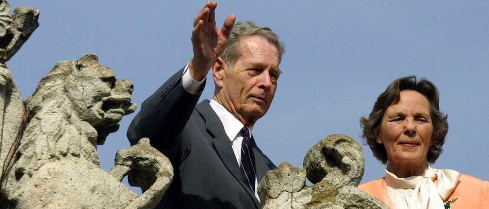 Der ehemalige König von Rumänien, Michael I., Prinz von Hohenzollern, winkt 2001 in Bukarest mit Ehefrau Anne von Bourbon-Parma Anhängern der Monarchie zu.