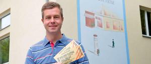 Einladung ins Kino. Stefan Evers in der Prager Straße, wo das Wandbild einer Kita an „Emil und die Detektive“ erinnert.