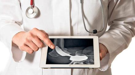 App statt Akte. Konzerne wollen mit effizienter Datenverwaltung das Gesundheitswesen revolutionieren. 
