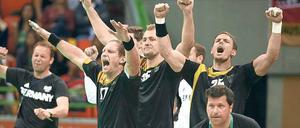 Faustpfand. Deutschlands Handballer nehmen nach dem Sieg über Polen die Bronzemedaille mit aus Rio de Janeiro. 