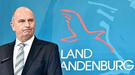 Mit eisernem Besen. Brandenburgs Ministerpräsident Dietmar Woidke (SPD) räumt in der Potsdamer Staatskanzlei auf. Er entließ am Dienstag den Staatskanzleichef Rudolf Zeeb und Regierungssprecher Andreas Beese.
