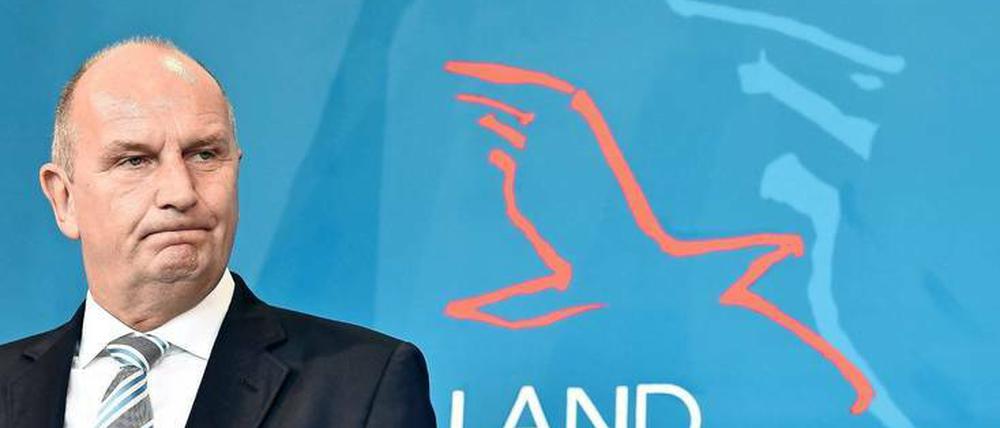 Mit eisernem Besen. Brandenburgs Ministerpräsident Dietmar Woidke (SPD) räumt in der Potsdamer Staatskanzlei auf. Er entließ am Dienstag den Staatskanzleichef Rudolf Zeeb und Regierungssprecher Andreas Beese.