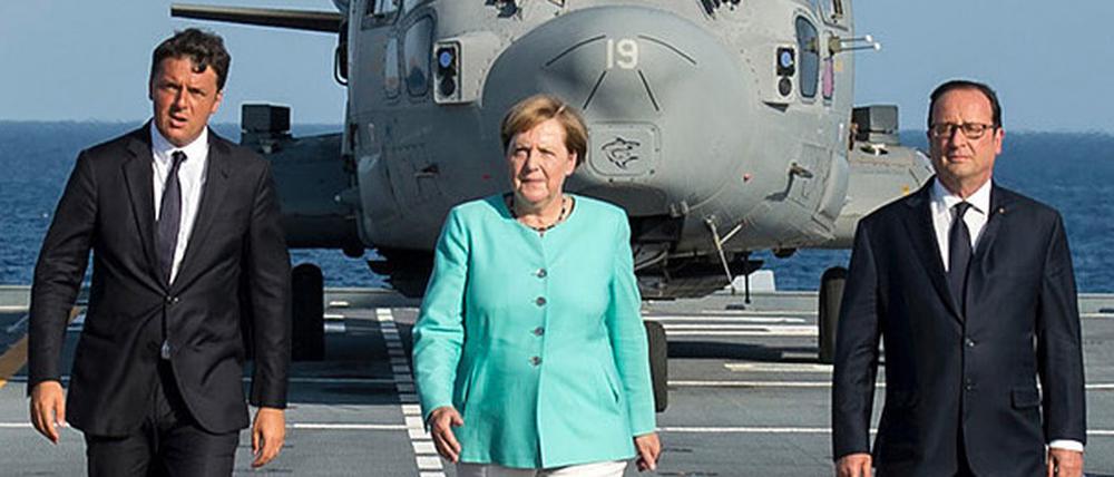 Bundeskanzlerin Angela Merkel (CDU), der italienische Ministerpräsident Matteo Renzi (l) und der französische Präsident Francois Hollande.