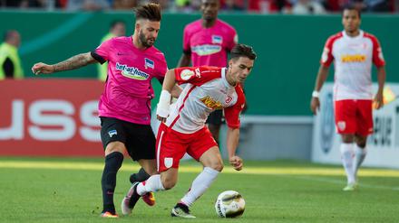 Oft einen Schritt zu spät, aber am Ende doch irgendwie weiter. Hertha BSC tat sich in Regensburg lange schwer, erreichte aber die zweite Pokalrunde. 