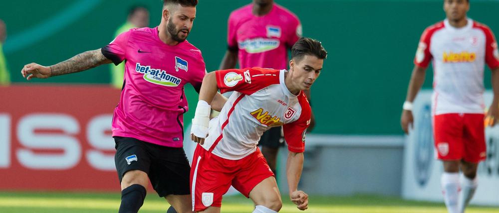 Oft einen Schritt zu spät, aber am Ende doch irgendwie weiter. Hertha BSC tat sich in Regensburg lange schwer, erreichte aber die zweite Pokalrunde. 