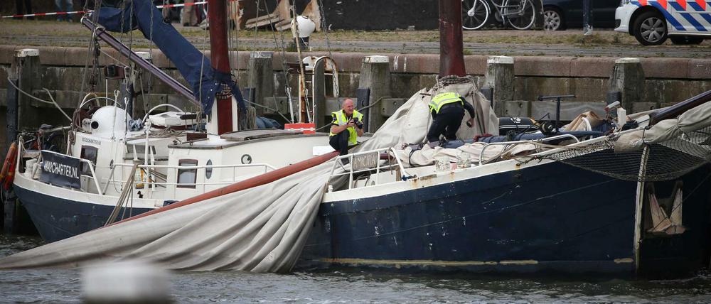 Ein Teil des Mastes des Segelschiffes brach ab. 