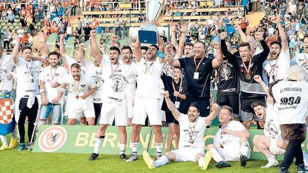 Gut für Sensationen. Der Spieler des BFC Preussen, hier nach dem Gewinn des Berliner Pokals, fiebern dem Spiel gegen den Bundesligisten 1. FC Köln im DFB-Pokal entgegen. 