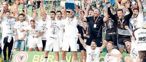 Gut für Sensationen. Der Spieler des BFC Preussen, hier nach dem Gewinn des Berliner Pokals, fiebern dem Spiel gegen den Bundesligisten 1. FC Köln im DFB-Pokal entgegen. 