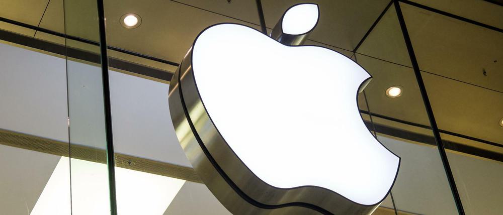 Das Apple-Logo an der Fassade des Apple-Store in München.