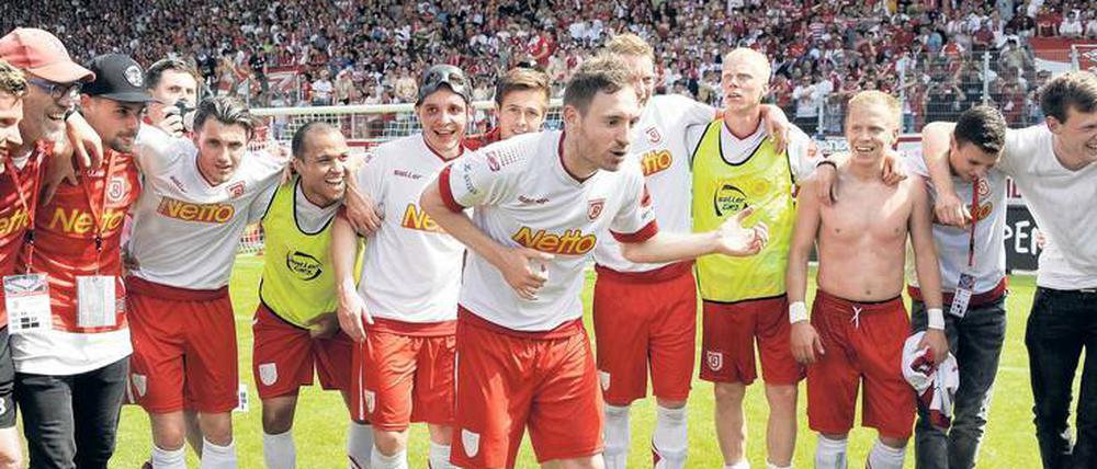 Regensburg rockt. Im Mai ist der Jahn aus der Regionalliga Bayern aufgestiegen, jetzt mischt er die Dritte Liga auf und will gegen Hertha im Pokal die Überraschung schaffen. Foto: Imago/Baehnisch