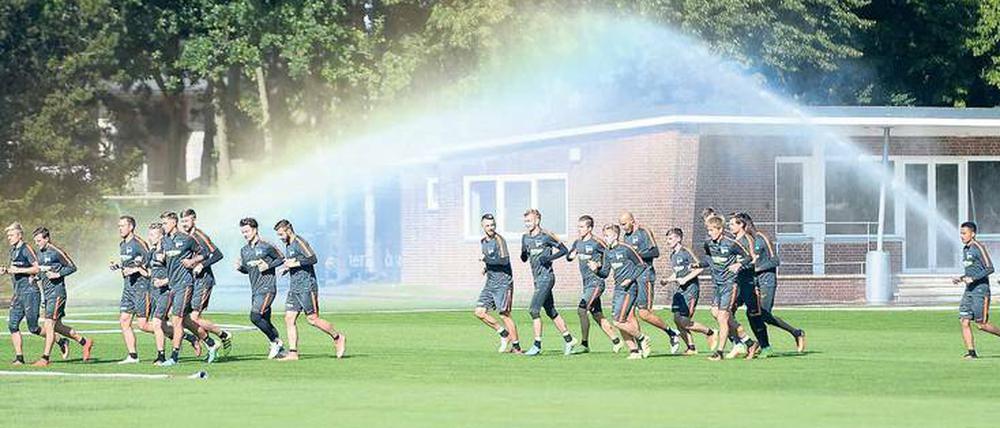 Ganz schön nass geworden. Die Vorbereitungsphase lief für die Profis Hertha BSC alles andere als geräusch- und problemlos ab.