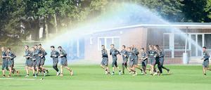 Ganz schön nass geworden. Die Vorbereitungsphase lief für die Profis Hertha BSC alles andere als geräusch- und problemlos ab. 