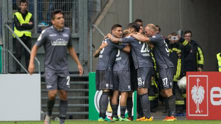 Union jubelt nach einem Eigentor des MSV Duisburg.