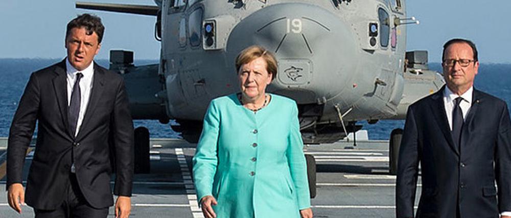 Die richtige Symbolik? Merkel, Renzi und Hollande am Montag auf dem Flugzeugträger "Garibaldi".