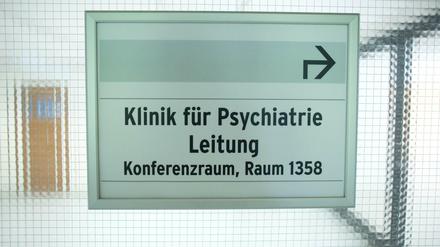Blick auf einen Wegweiser zur Klinik für Psychiatrie im Benjamin Franklin-Klinikum in Berlin.