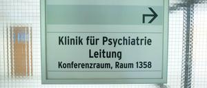 Blick auf einen Wegweiser zur Klinik für Psychiatrie im Benjamin Franklin-Klinikum in Berlin.