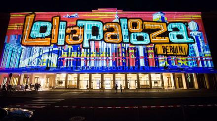Lollapalooza strahlt. Hier 2015 bei der Berliner Premiere auf dem Gelände des einstigen Tempelhofer Flughafens. Das bunte Logo schmückte den Eingang des Airport-Gebäudes. 