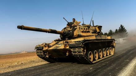 Ein türkischer Panzer im Grenzort Karkamis unterwegs in Richtung Syrien.