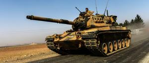 Ein türkischer Panzer im Grenzort Karkamis unterwegs in Richtung Syrien.