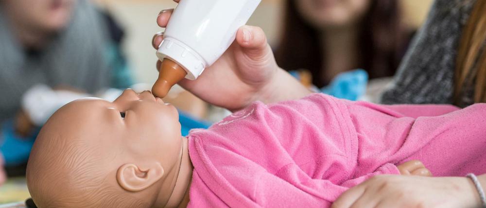 Eine Babypuppe bekommt am 31.03.2014 in Amberg (Bayern) ein Fläschchen. Mit Babysimulatoren sollen eigentlich Teenager-Schwangerschaften verhindert werden. Das Gegenteil ist aber der Fall.