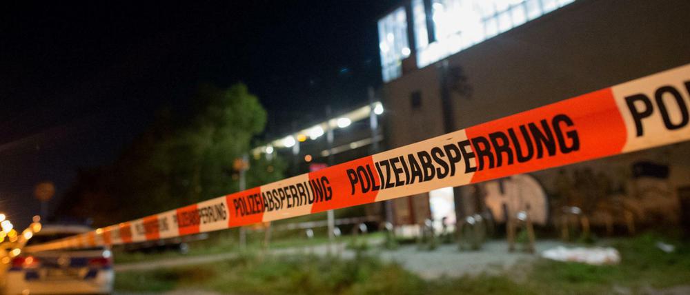 Nach dem Schuss auf einen 26-Jährigen hat die Polizei den Bahnhof Seegefeld abgesperrt.