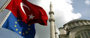 Die Flaggen der Türkei und der EU in Istanbul. 