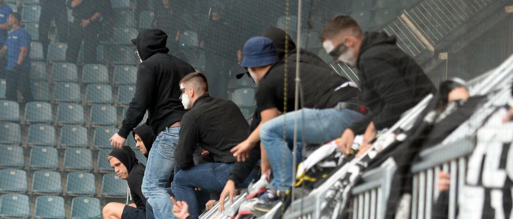 Zwietracht. "Fans" beider Seiten benahmen sich daneben, das Spiel musste unterbrochen werden.