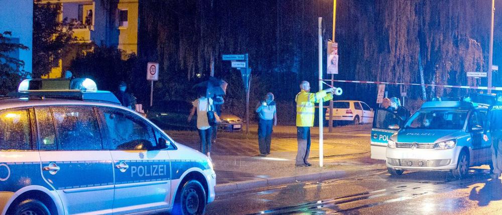 Polizisten untersuchen den Tatort in Hellersdorf.