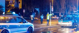 Polizisten untersuchen den Tatort in Hellersdorf.