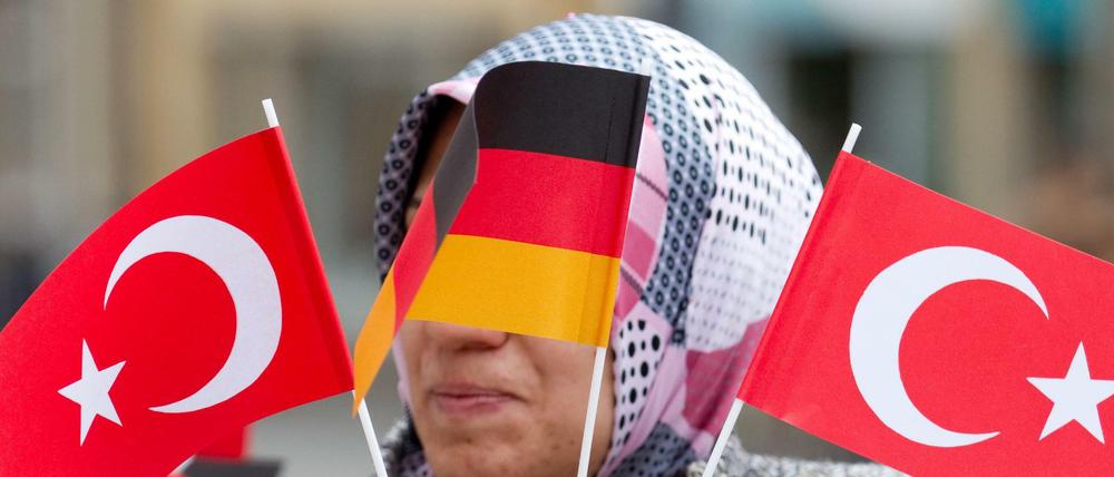 Kanzlerin Merkel fordert von Deutschlands Türken Loyalität ein.