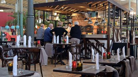 Reservieren ist möglich, aber irgendein Platz findet sich immer: das "Rosa Lisbert" in der Arminius-Markthalle Moabit.