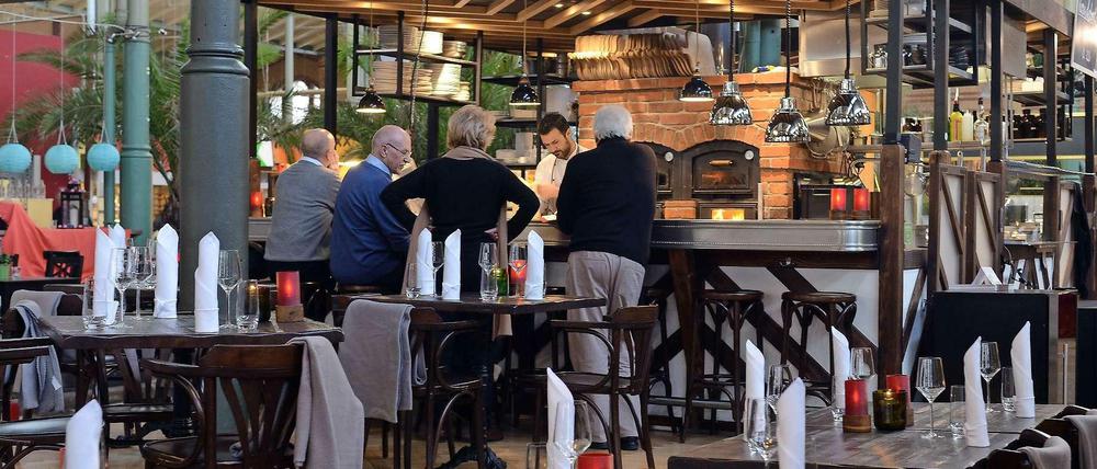 Reservieren ist möglich, aber irgendein Platz findet sich immer: das "Rosa Lisbert" in der Arminius-Markthalle Moabit.