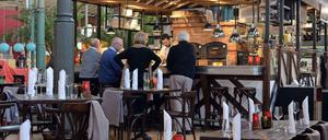Reservieren ist möglich, aber irgendein Platz findet sich immer: das "Rosa Lisbert" in der Arminius-Markthalle Moabit.