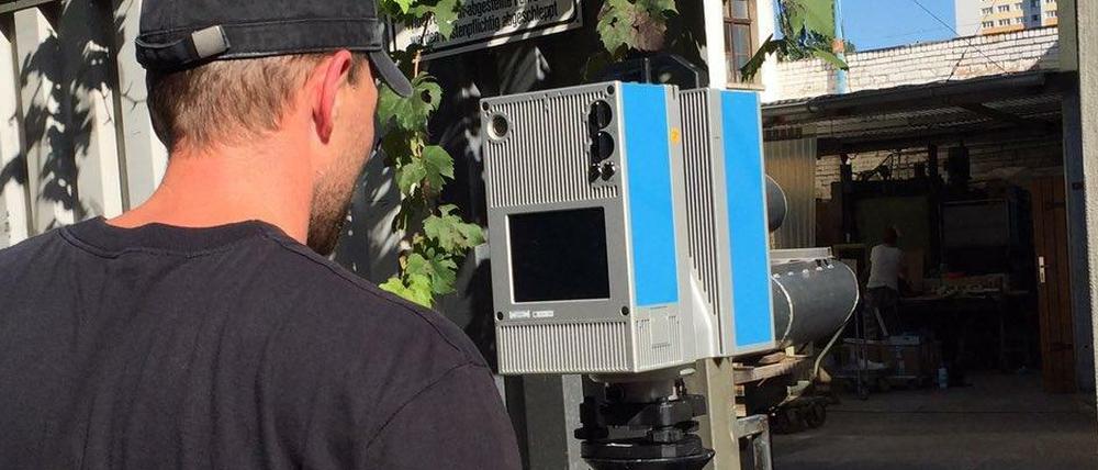 Am Tatort: Ein Polizist vermisst das Areal in Lichtenberg.