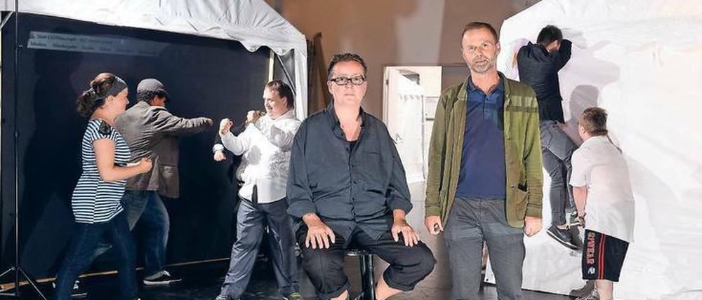 Thikwa-Mitglieder bereiten das neue Stück vor. Nicole Hummel und Gerd Hartmann (vorn) leiten das Theater.