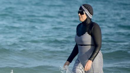Eine Tunesierin im Burkini. 