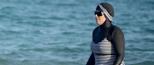 Eine Tunesierin im Burkini. 